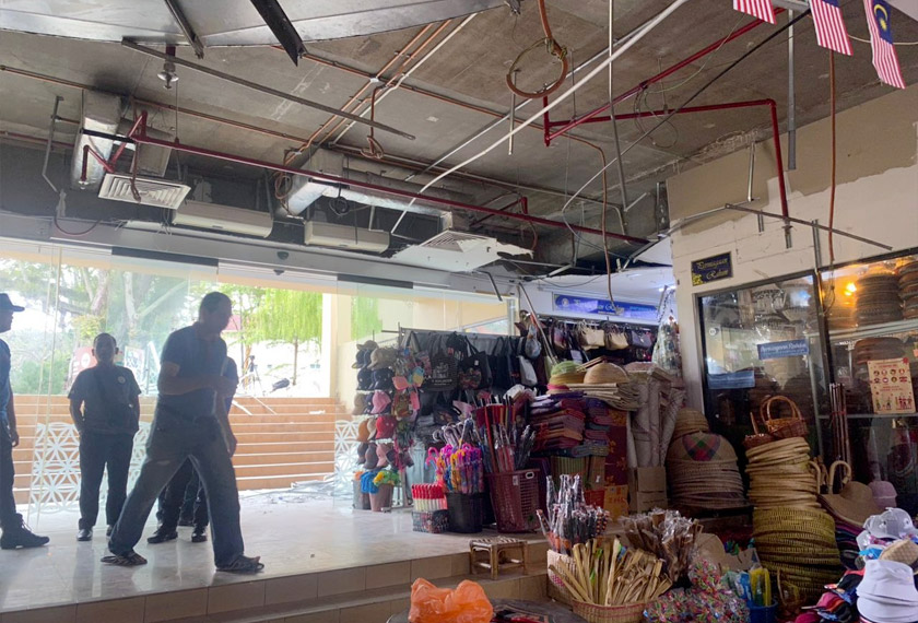 Pasukan Bomba melakukan pemeriksaan di Bazar Kraftangan Dataran Pahlawan Megamall susulan kejadian siling runtuh.