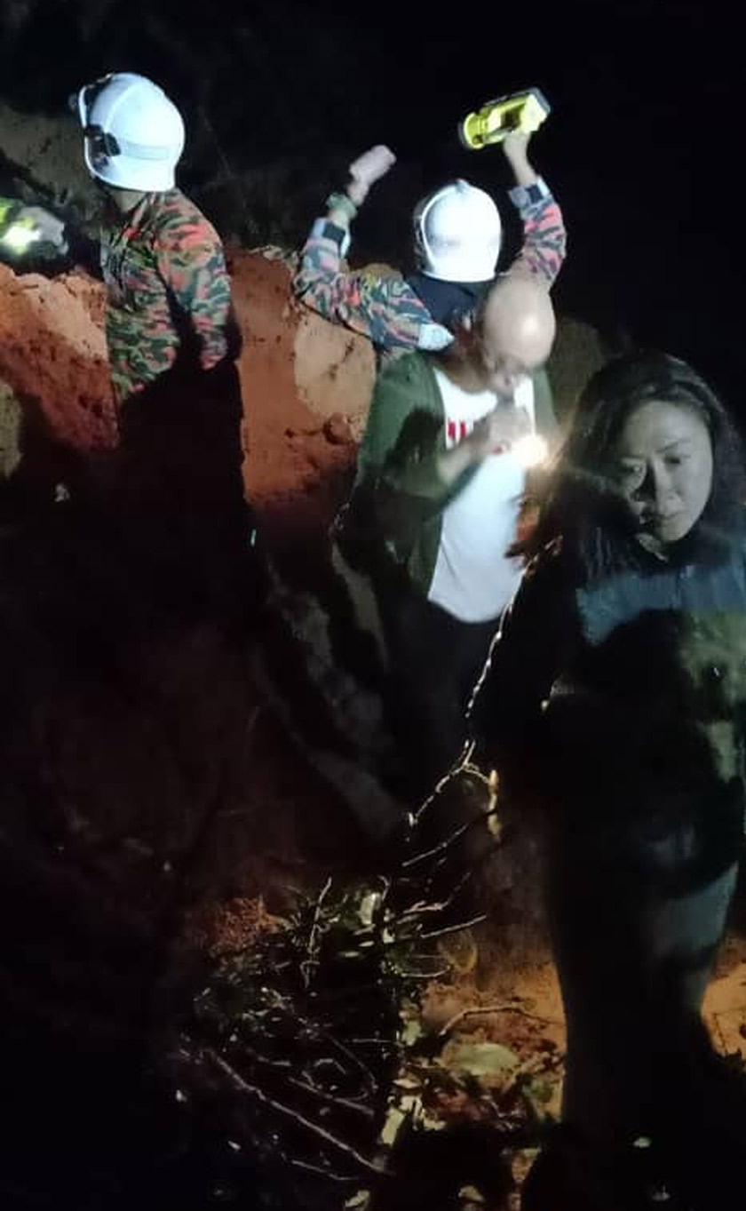  Pasukan Khas Operasi, Taktikal dan Penyelamat Malaysia (STORM) turun telah diaktifkan untuk penyelamatan mangsa yang masih terperangkap. - Foto JBPM