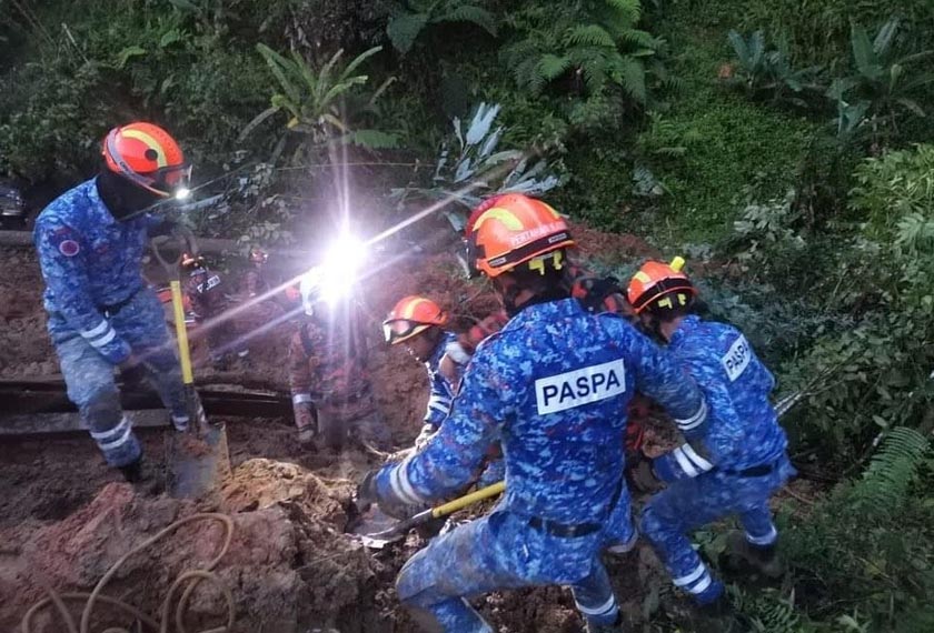 Anggota penyelamat sedang giat melakukan operasi mencari dan menyelamat mangsa yang tertimbus dalam kejadian tanah runtuh di tapak perkhemahan. - Foto BERNAMA