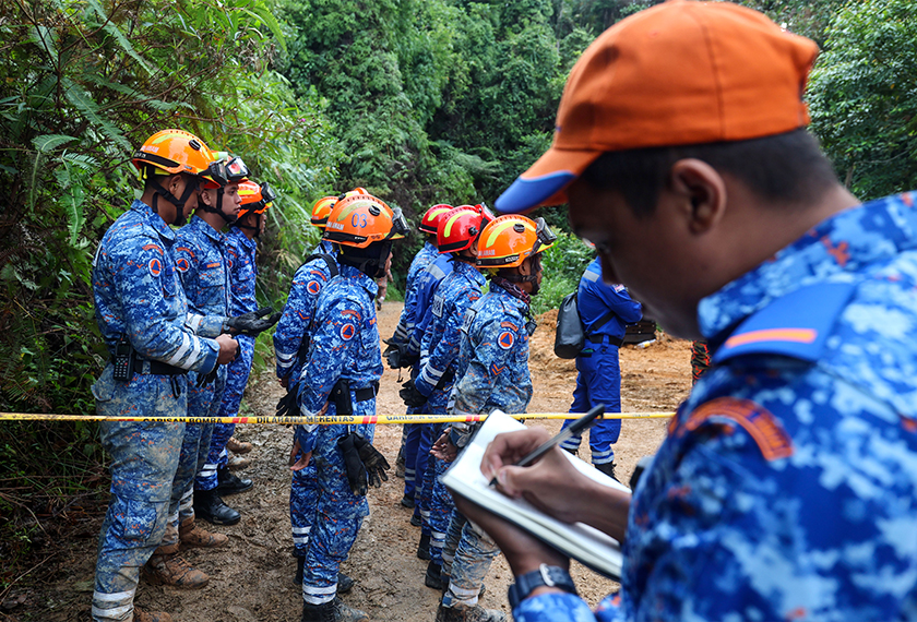 Angkatan Pertahanan Awam Malaysia menyertai kerja-kerja mencari dan menyelamat mangsa-mangsa yang tertimbus pada hari kedua di lokasi kejadian tanah runtuh, 17 Dis 2022. --fotoBERNAMA