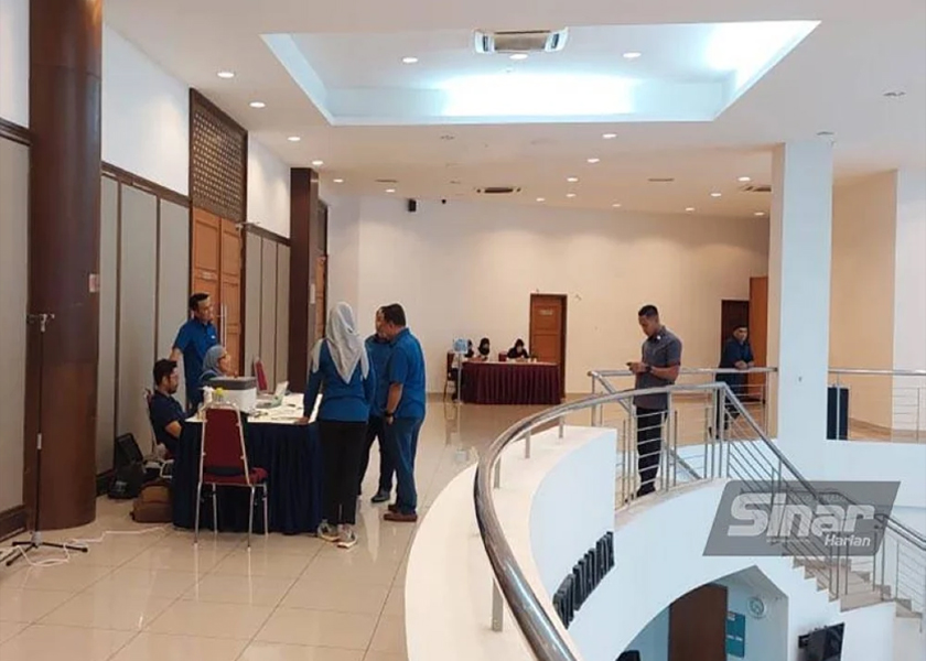 Keadaan di luar Dewan PAUM Clubhouse pada Ahad. - Foto Sinar Harian