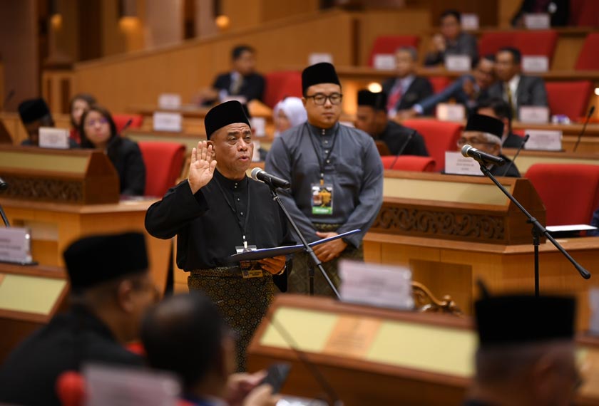 Upacara angkat sumpah dimulai dengan Saarani. - Foto SUK Perak