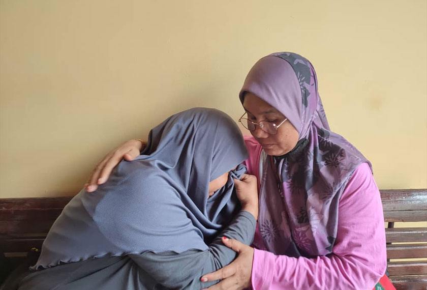 Safinah (kiri) terpaksa ditenteramkan sewaktu ditemui wartawan di Jabatan Forensik Hospital Sultan Abdul Halim (HSAH) hari ini. - Foto Astro AWANI