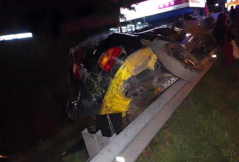 Keadaan kenderaan dinaiki tiga remaja yang terbabas dan melanggar pembahagi kiri jalan di Kilometer 63.5 Jalan Alor Setar - Butterworth. - Foto Astro AWANI