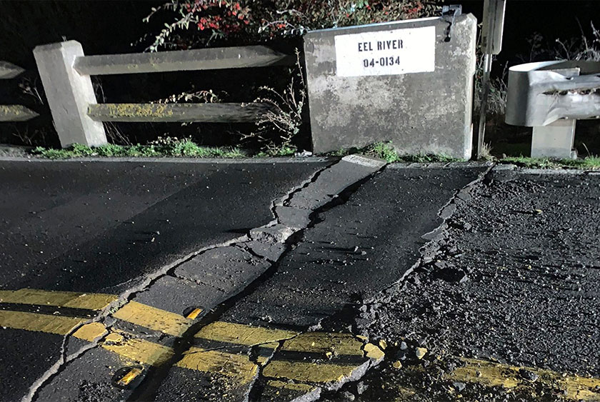 Sebuah jambatan di Dareah Humboldt ditutup selepas mengalami kerosakan susulan gempa kuat yang melanda California pada Selasa. - Foto AP