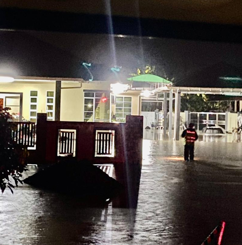 Beberapa kawasan di selatan Sarawak mula dinaiki air apabila hujan tanpa henti turun sejak 18 jam yang lalu. - Foto JBPN Sarawak