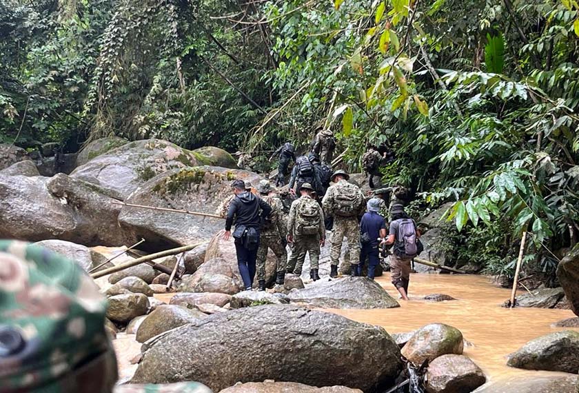 Bermula dari kawasan Sungai Kedondong, seramai 32 pegawai dan anggota memulakan misi pencarian sehingga ke Sektor C dengan jarak kira-kira lima kilometer. - Foto Astro AWANI