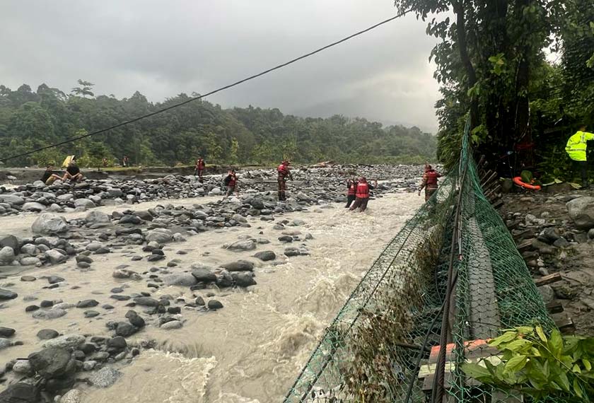 Kesemua 25 orang terperangkap di dalam banjir kerana jalan raya dinaiki air dan kereta tidak dapat melaluinya. - Foto JBPM Sabah