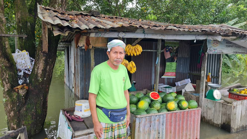 Rami yang lebih mesra dengan panggilan 'Pak Soh Timur' itu mula berniaga seawal jam 10 pagi hingga 6 petang di laluan masuk kampung berkenaan. - Foto Astro AWANI