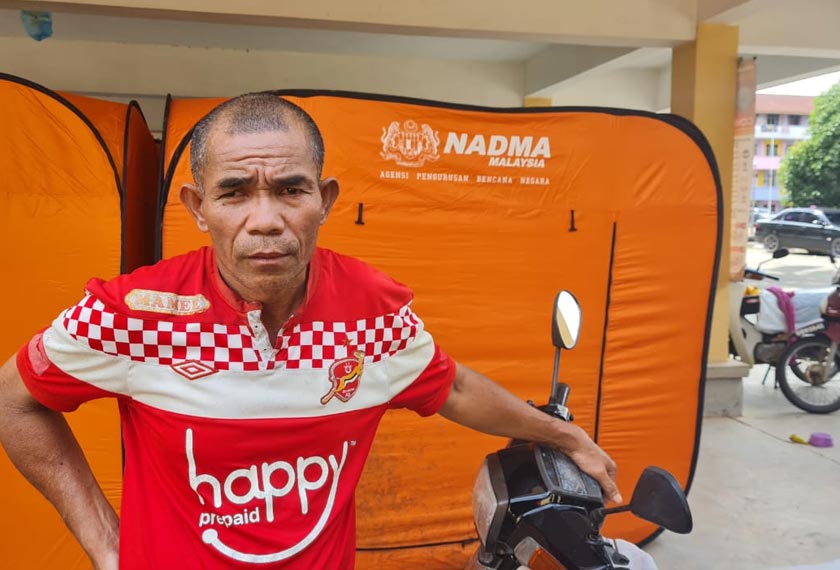 Menurut Zakaria Mohd Noh, dia dan keluarga telah berada di PPS sejak musim pilihan raya umum ke-15 (PRU15) yang lalu. - Foto Astro AWANI