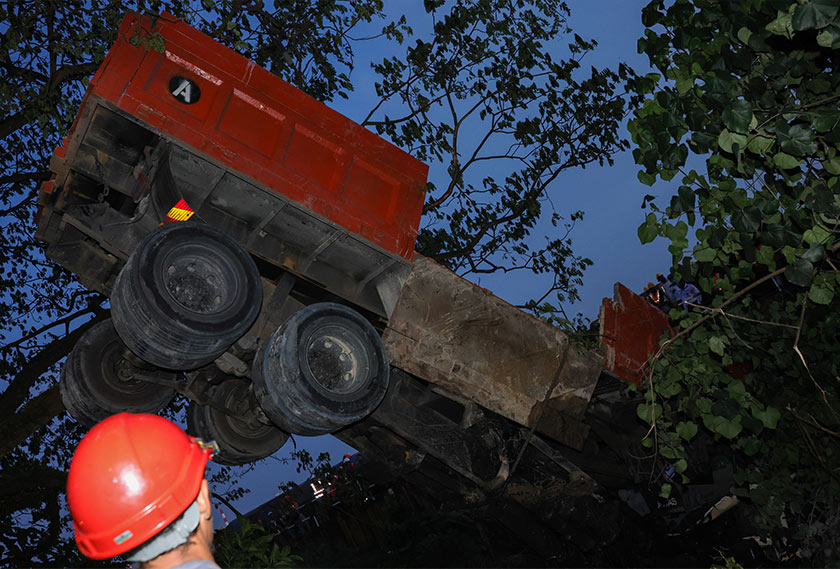 Bomba menggunakan kren seberat 350 tan untuk mengangkat lori pasir yang terbenam hampir 12 kaki dalam parit yang dipenuhi air. --fotoBERNAMA