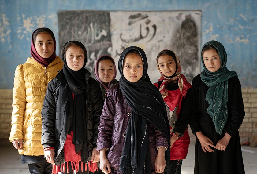 Kanak-kanak perempuan Afghan bergambar di sebuah bilik darjah di Kabul, Afghanistan, 22 Dis 2022. (Foto AP)