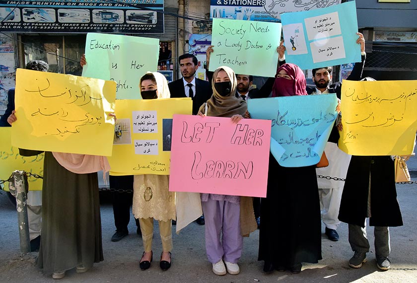 Siswazah wanita Afghan mengadakan protes membantah tindakan melarang wanita melanjutkan pelajaran ke universiti, di Quetta, Pakistan, 24 Dis 2022. (Foto AP