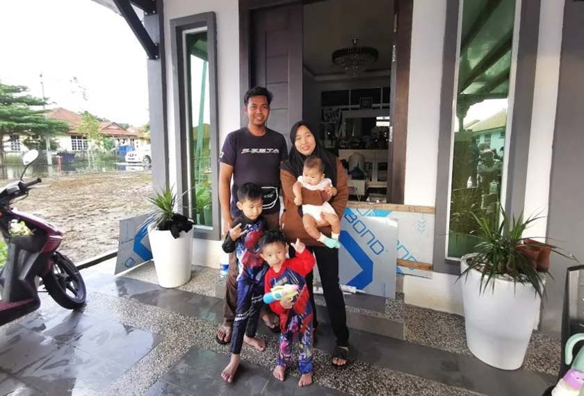 Zuhri bersama isteri, Siti Zaida Mahmad, 29 dan tiga anaknya, Danial Aiman, 4; Dayyan Amsyar, 3 serta Davira Adeeva yang berusia setahun.