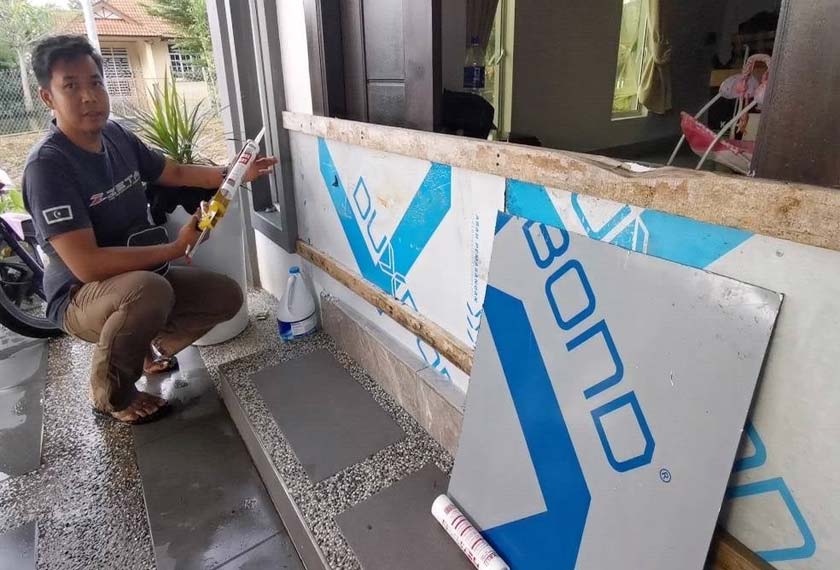 Zuhri menunjukkan kaedah pemasangan papan ACP yang dilekatkan menggunakan gam silikon yang berhasil menyelamatkan rumahnya dari dimasuki air ketika banjir melanda kawasan itu pada 20 Disember lalu.