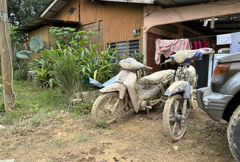 Antara kenderaan yang ditenggelami air banjir dengan keadaan kini berlumpur belum dibaiki lagi - Foto/AstroAWANI