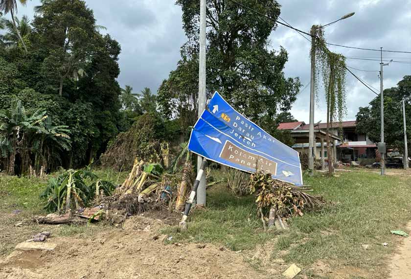 Papan tanda jalan turut tumbang disebabkan arus air banjir yang deras pada minggu lalu - Foto/AstroAWANI