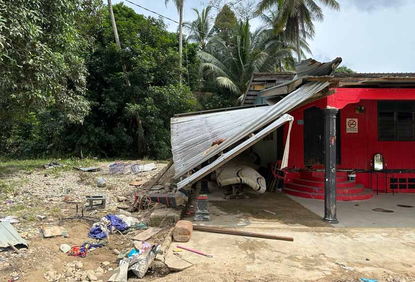Setiap rumah boleh dikatakan mengalami kerosakan bumbung dan tiang susulan air banjir yang deras di Kampung La - Foto/AstroAWANI