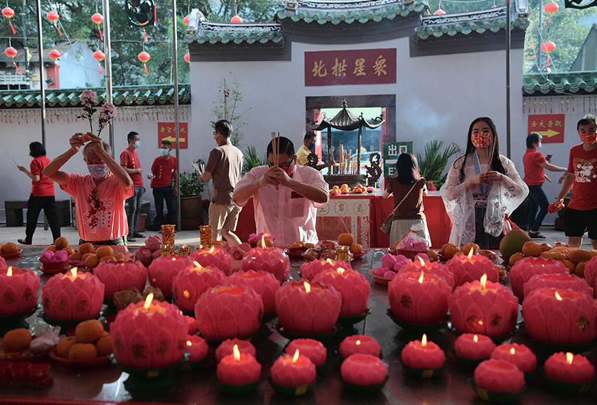 Masyarakat Tionghua datang seawal 8 pagi bagi melakukan upacara keagamaan sempena Tahun Baharu Cina di Kuil Kuno yang terletak di tengah bandaraya Johor Bahru dengan mengikut prosedur operasi standard (SOP) yang ditetapkan. - Bernama