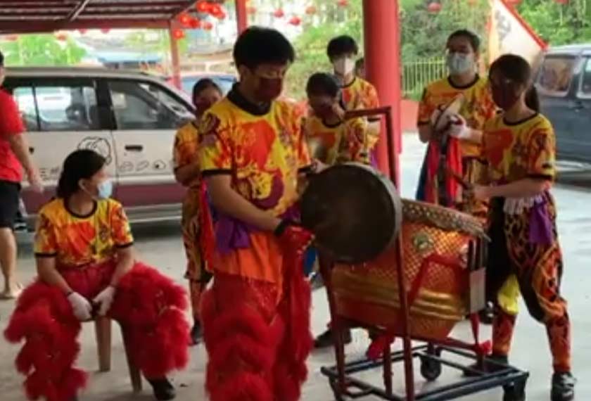 Tarian Singa di bawah kelolaan parti DAP Triang memeriahkan suasana perayaan Tahun Baharu Cina kali ini. - Foto Astro AWANI