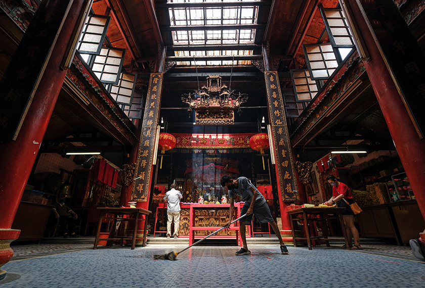 Kerja-kerja pembersihan dilakukan di kawasan persekitaran Kuil Sin Sze Ya, kuil Tao tertua di Kuala Lumpur, sebagai persediaan perayaan Tahun Baharu Cina. --fotoBERNAMA 