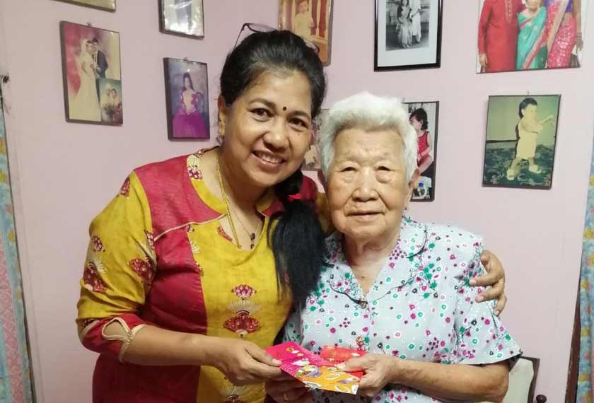 Thevi Elumalai, 56, gembira dapat bersama ibunya, Cheng Moi Chai, 88, untuk meraikan perayaan itu pada tahun ini. - Foto Astro AWANI