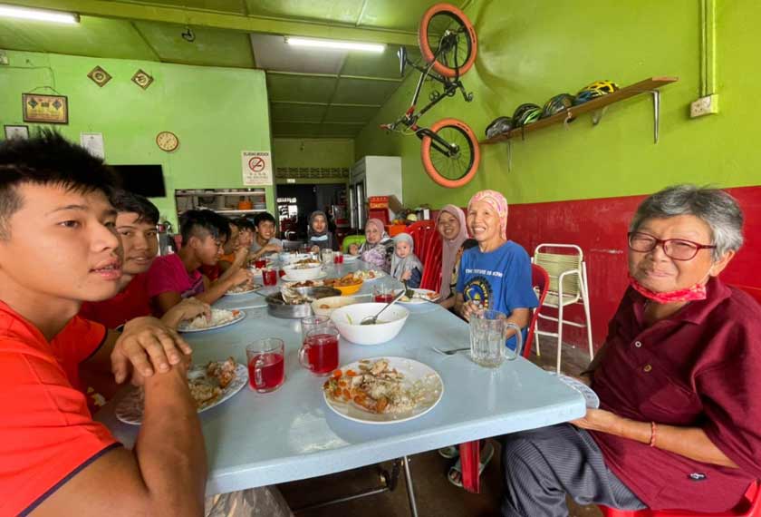 Nurliana Lim (dua dari kanan) mengadakan jamuan makan besar bersama ibu, anak-anak dan menantu serta cucu. - Foto Astro AWANI
