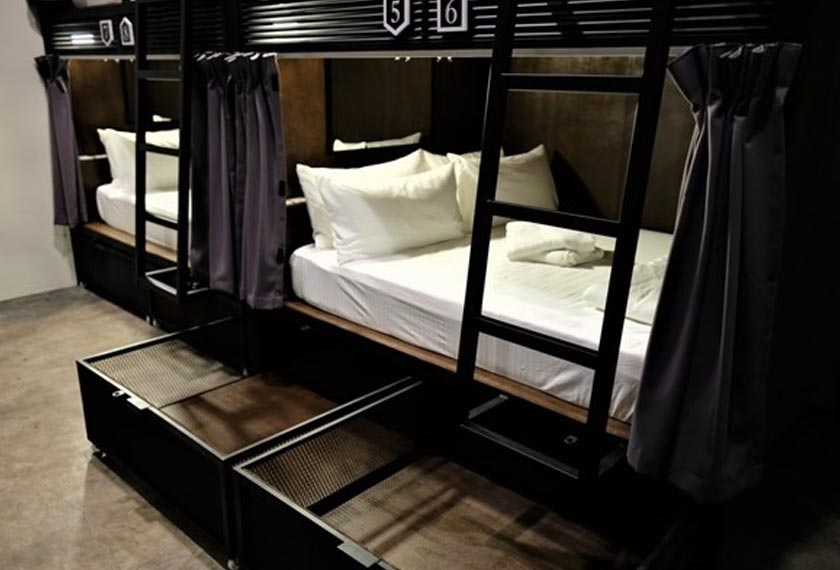 Sleep Here Hostel Melaka menyediakan ruang katil yang sangat privasi selain turut menyediakan compartment yang luas.