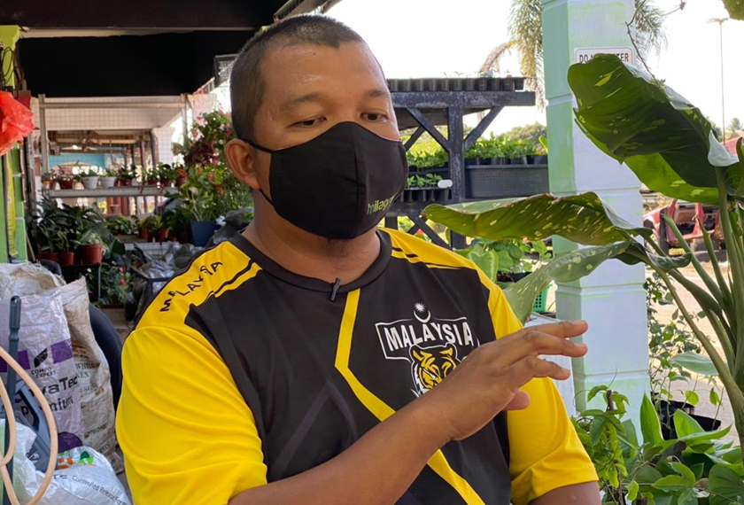 Akibat cuaca panas berpanjangan, Mohd Faiz berkata, kebun sayuran lain yang beliau usahakan turut memerlukan kadar siraman yang lebih lama, iaitu tiga jam berbanding satu jam sebelum ini. - Foto Astro AWANI