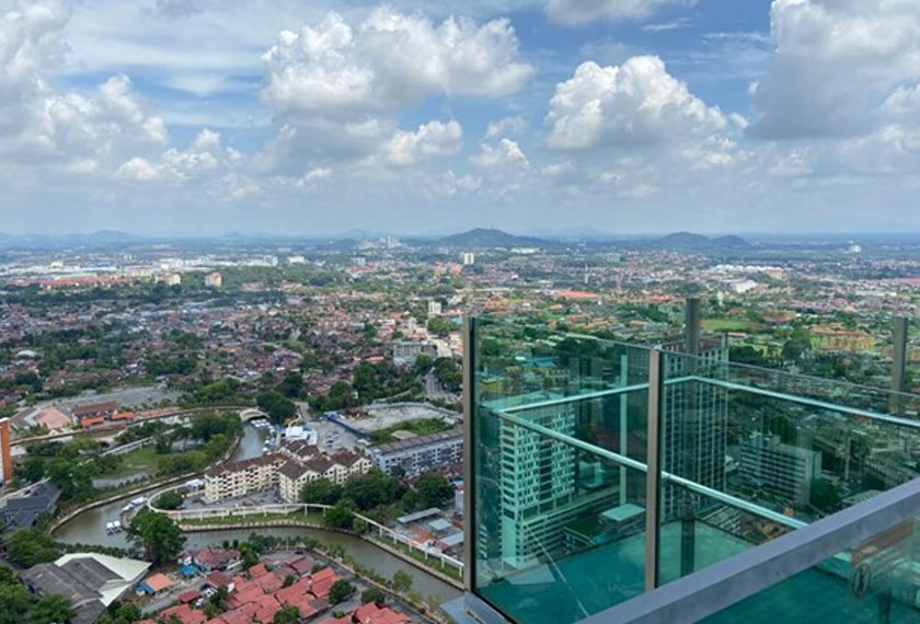 Dengan lantai kaca see-through yang unik, ia pastinya mencabar perasaan gayat anda.