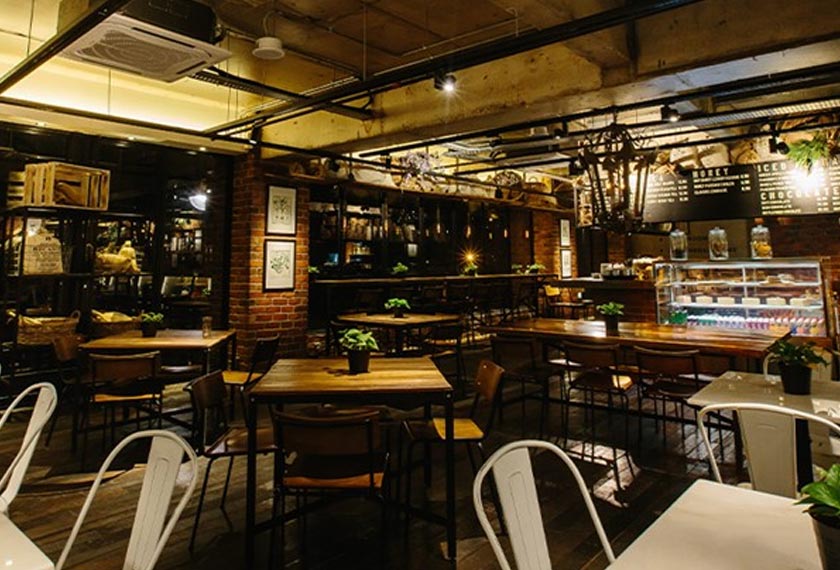 Menerima pensijilan halal kafe Bica&Co Courtyard menyediakan pelbagai sajian harian masakan fusion termasuk beef rendang pizza, spaghetti ala nasi lemak.