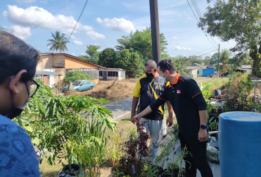 Mohd Faiz berkata, kos operasi untuk ladang dan kedai beliau meningkat 20 peratus kerana fenomena perubahan cuaca. - Foto Astro AWANI