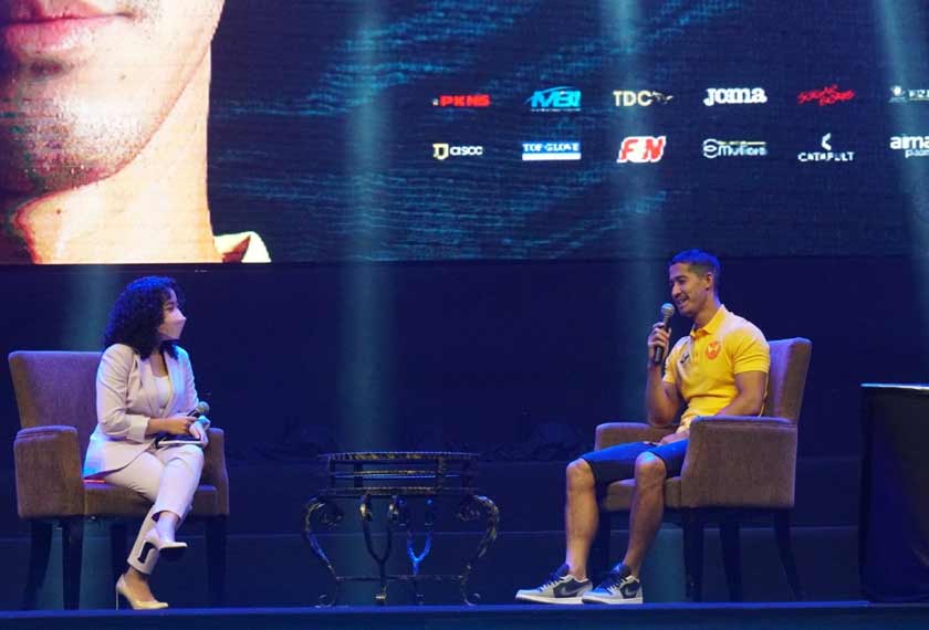 Brendan (kanan) ditemu bual penyampai Astro AWANI, Nailah Huda. - Foto Selangor FC