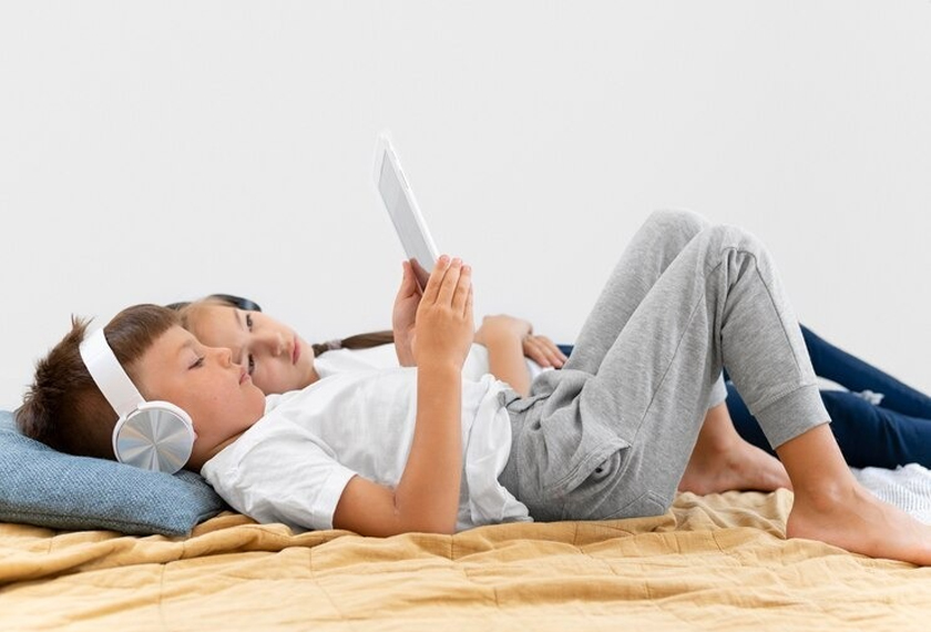 Semasa Perintah Kawalan Pergerakan, ramai ibu bapa yang membiarkan anak-anak terus menggunakan peranti tanpa kawalan masa. - Gambar hiasan