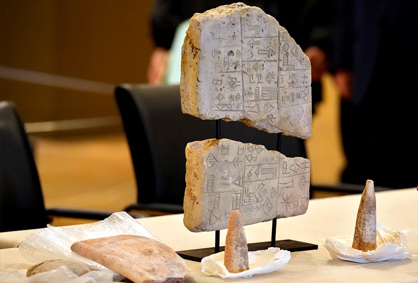 Antara artifak yang dipamerkan di Muzium Nasional Beirut sebelum diserahkan kepada duta Iraq, di Beirut, 6 Feb 2022. (Foto AP)