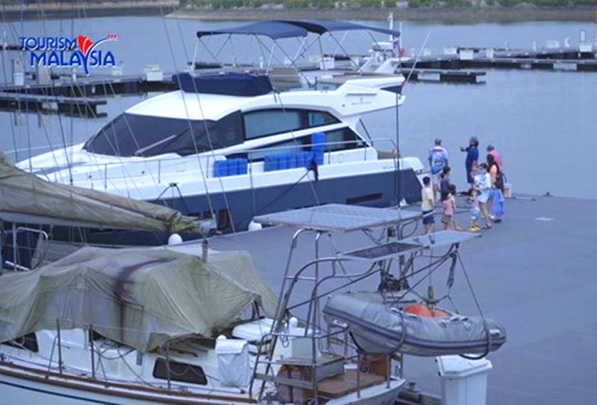 Di Puteri Harbour, terdapat pelabuhan untuk kapal layar mewah persendirian dan anda boleh bergambar dengan berlatarbelakangkan pemandangan tersebut.