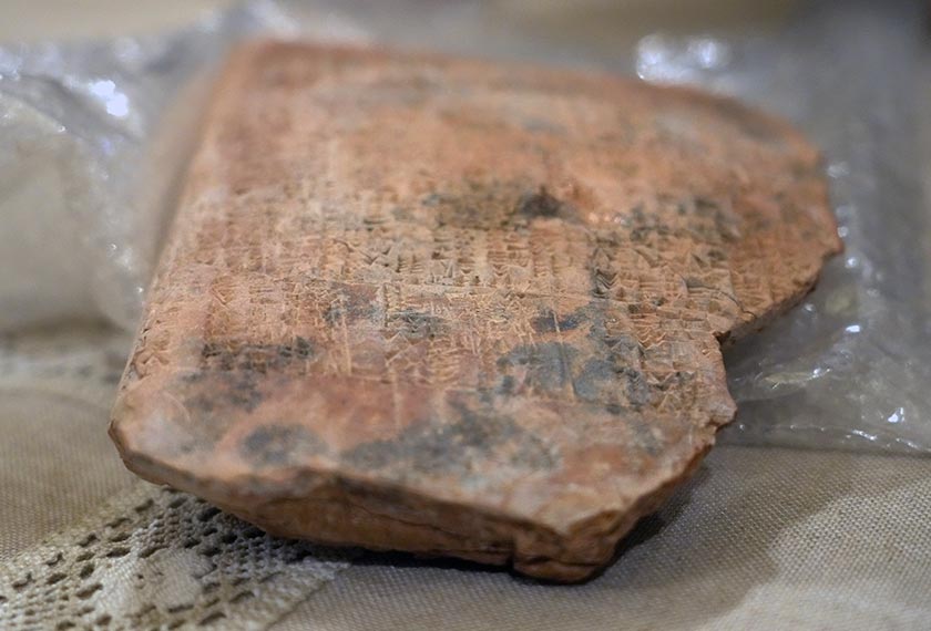 Antara artifak yang dipamerkan di Muzium Nasional Beirut sebelum diserahkan kepada duta Iraq, di Beirut, 6 Feb 2022. (Foto AP)