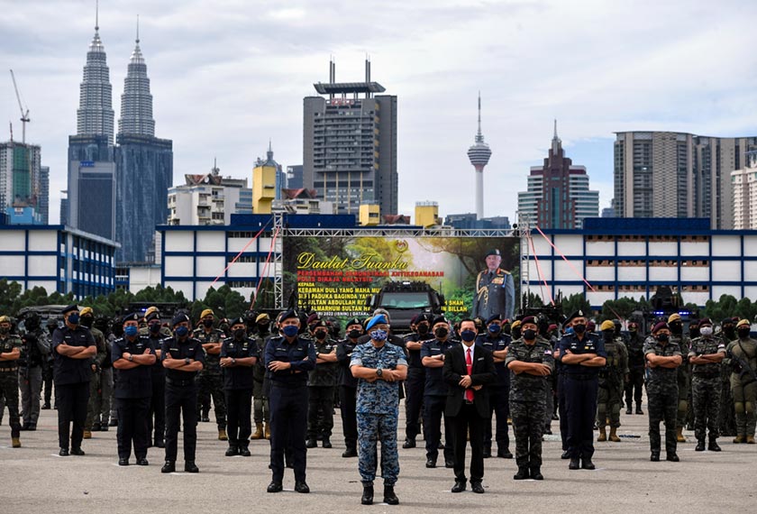 Yang di-Pertuan Agong Al-Sultan Abdullah Ri'ayatuddin Al-Mustafa Billah Shah (tengah) berkenan menghadiri persembahan demonstrasi anti keganasan oleh Polis Diraja Malaysia (PDRM) di Dataran Kawad, Pulapol hari ini. - Foto BERNAMA
