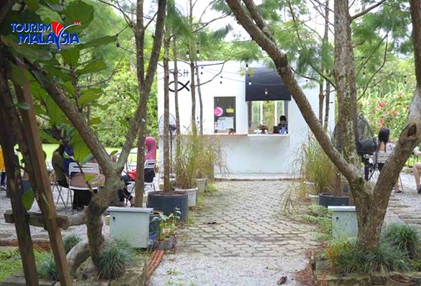 Selain kopi, kafe ini turut popular dengan pelbagai pilihan hidangan santai seperti sandwich dan muffin.