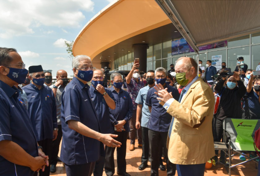 Datuk Seri Ismail Sabri mendengar penerangan Bernhard Schutte mengenai kenderaan rekreasi (RV) semasa bertemu di Kuantan, baru-baru ini.