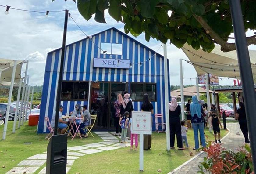 Terletak di Jalan Ekoflora, Johor Bahru kafe ini dibuka dari 10 pagi hingga 6.30 petang pada setiap hari Selasa hingga Ahad.