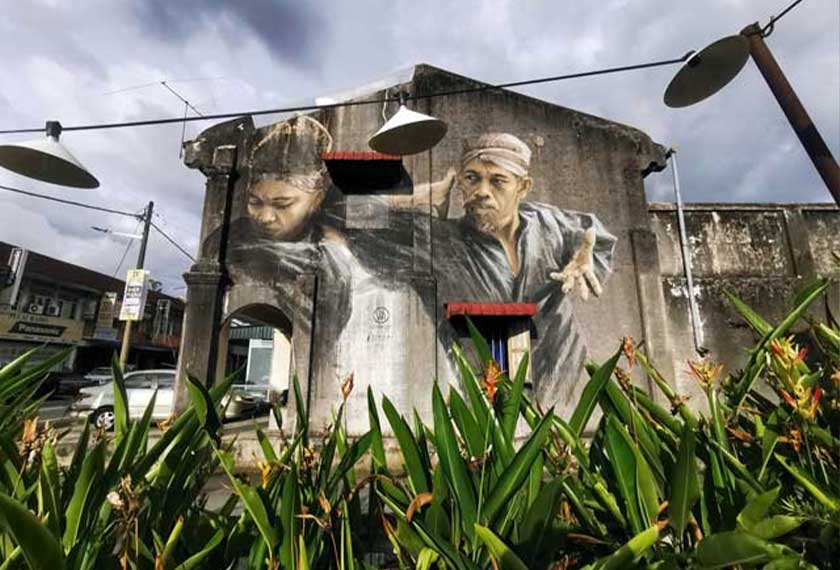 Setiap hasil mural tersebut menggambarkan budaya serta kisah hidup seharian masyarakat setempat di Pulau Pinang.