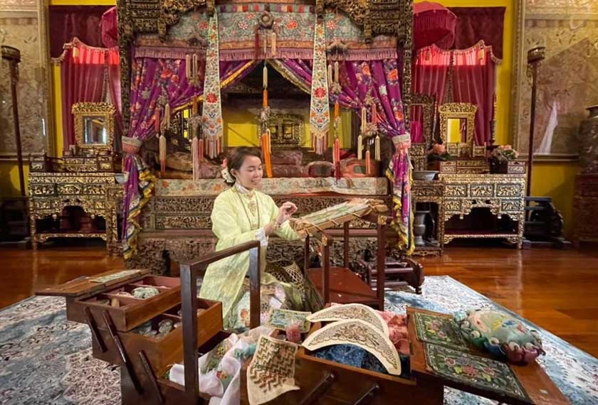 Masyarakat Baba dan Nyonya mempunyai kemahiran tradisional seperti sulaman, kasut manik dan kraftangan yang indah.