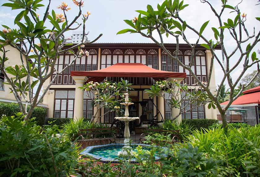 Berasimilasi dengan seni bina Melayu Peranakan dan India, setiap bilik didekorasi dengan rapi bagi menciptakan suasana tempat inap yang nyaman dan santai.