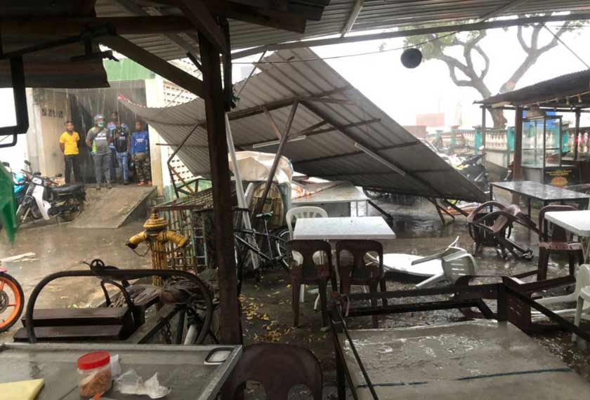Struktur bumbung diterbangkan angin susulan hujan lebat dan angin kencang yang melanda negeri itu petang tadi. - Foto ihsan MBPP