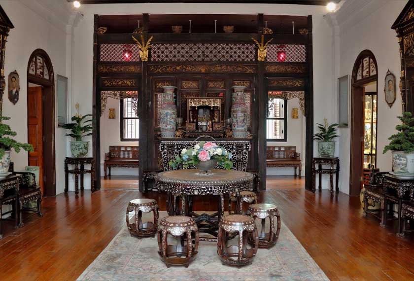 Masyarakat ini mengamalkan konsep campuran budaya Cina dan Melayu serta kehidupan orang Inggeris.