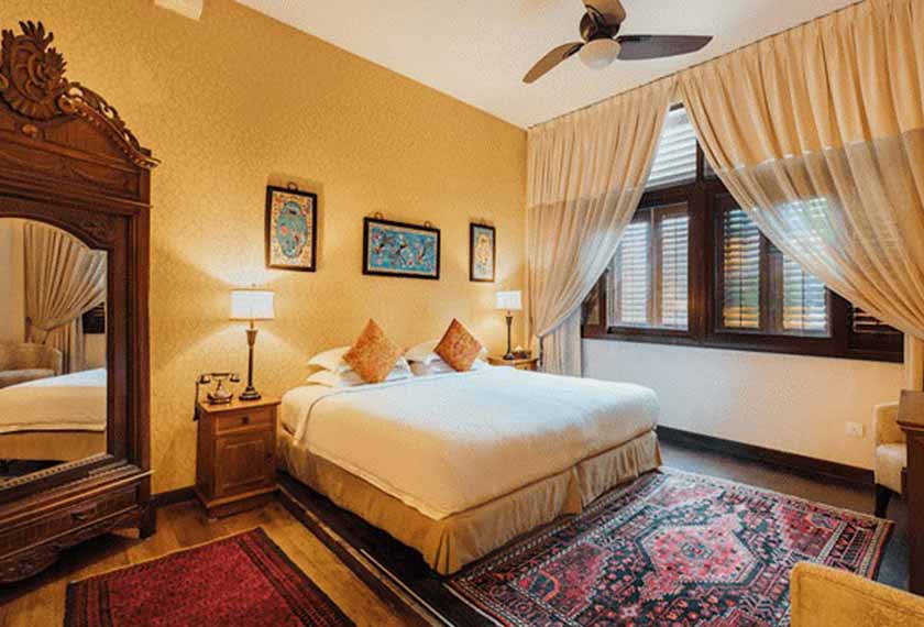 Bilik Indochine ini memberi rasa yang eksklusif bersama dekorasi bingkai dengan fabrik antik dari Indonesia dan Myanmar (Burma).