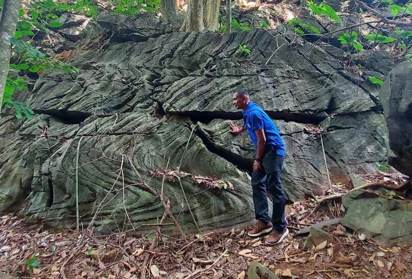 Pembentukan batu berjalur yang boleh disaksikan di Bukit Kecik di Pulau Tuba.