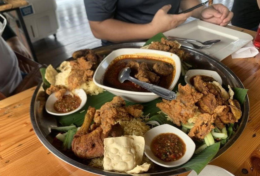 Sajian istimewa rendang rusa yang dihidangkan dalam dulang di D'Bilut Agro Farm.