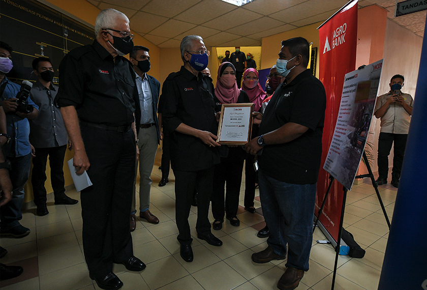 Perdana Menteri menyampaikan sijil kepada Mohd Subhi selepas mempengerusikan Mesyuarat Ke-28 Majlis Pihak Berkuasa Perlaksanaan Koridor Utara di Pejabat Daerah dan Tanah Padang Terap di Kuala Nerang pada Isnin. --fotoBERNAMA